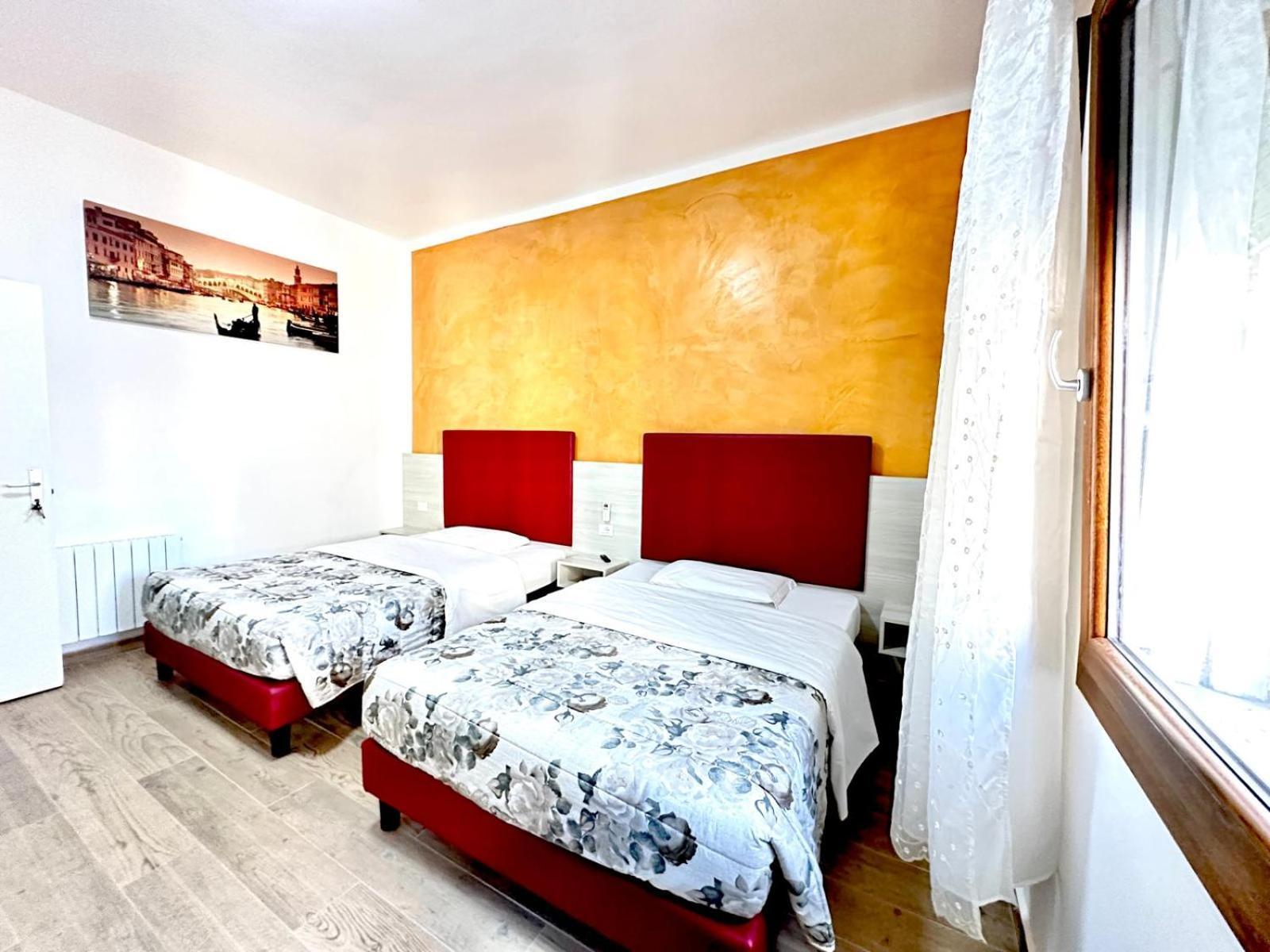 Vacation Venice Rooms Mestre Bagian luar foto